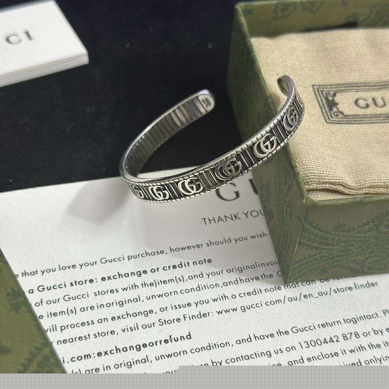 G*u*i bracelets